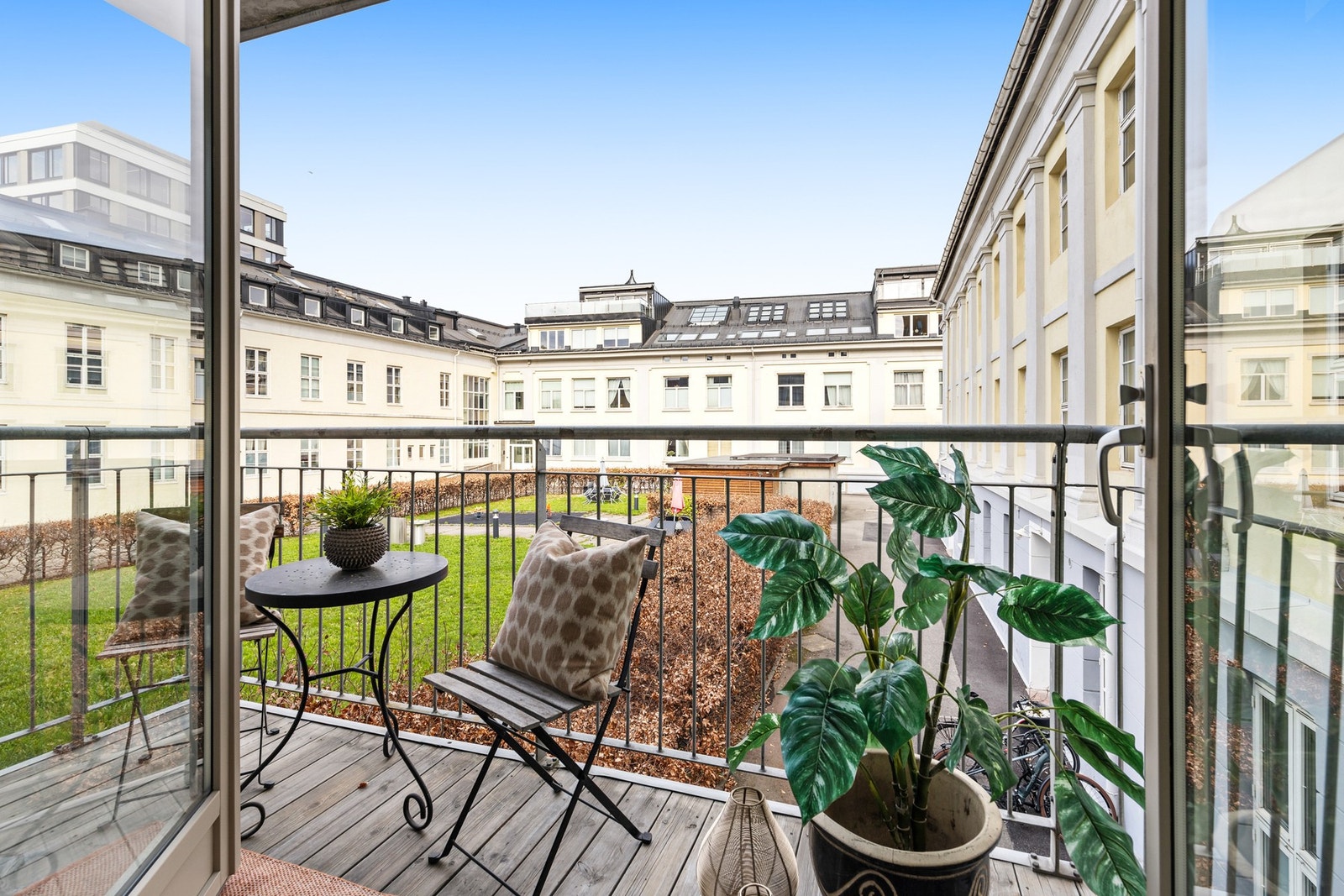 Gulvoverflater er belagt med terrassebord og rekkverket er av metall Galleribilde