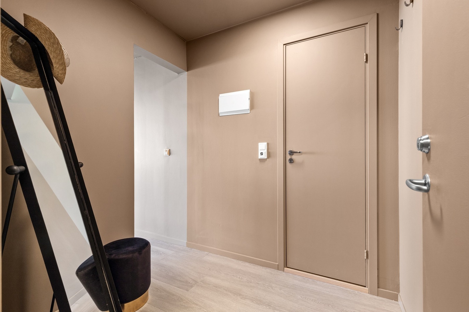 Gang i hoveddel med laminat på gulv Galleribilde