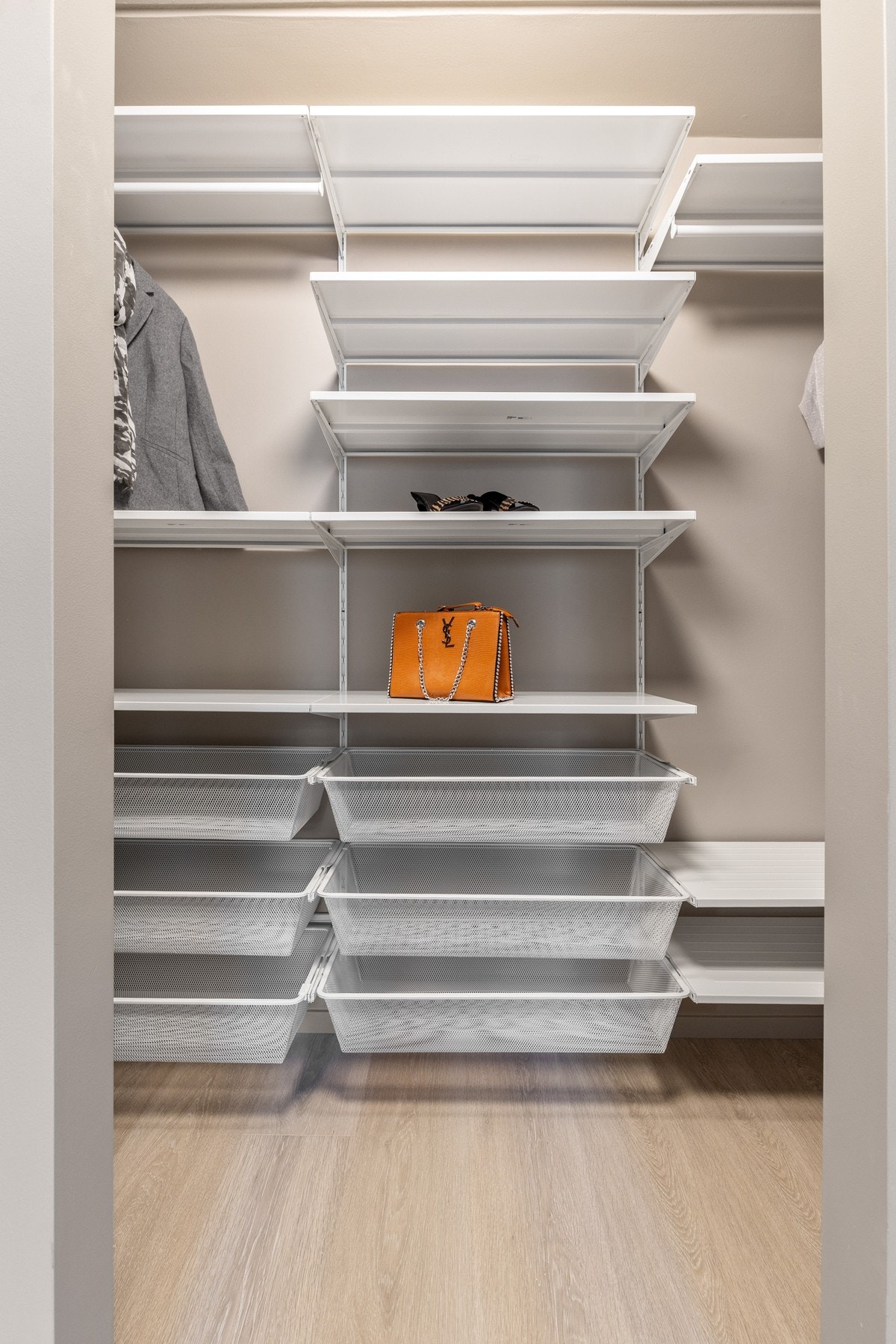 Her er det fin oppbevaringsplass for klær og tilbehør Galleribilde