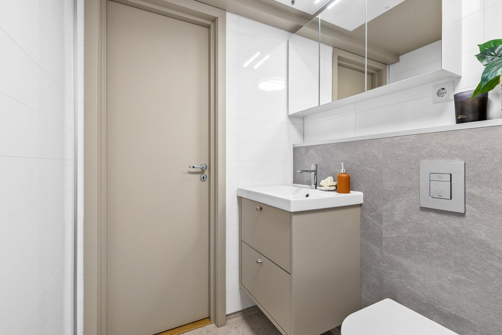 Innredningen består av servantskap med slette fronter og heldekkende servant med ettgreps blandebatteri Galleribilde