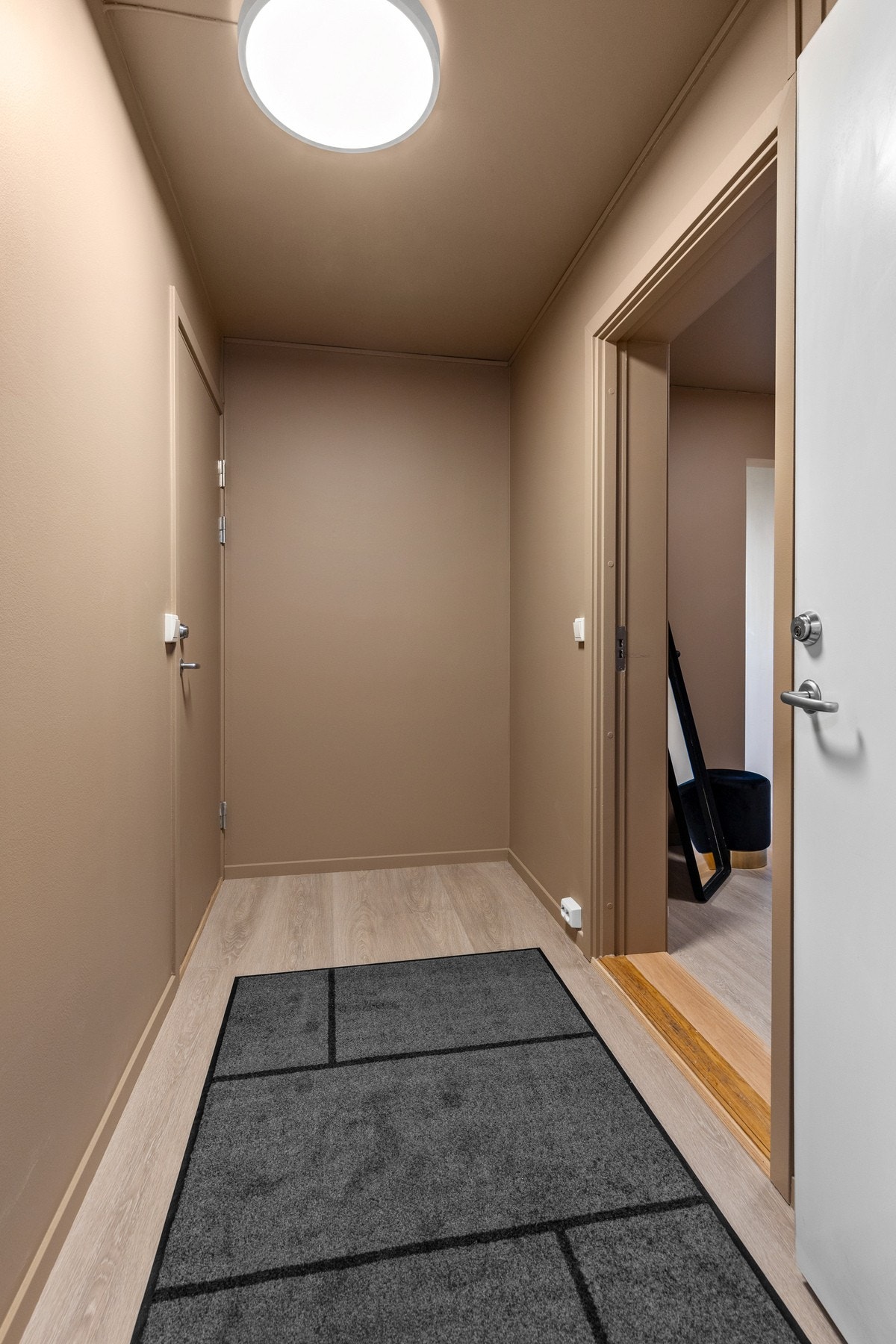 Felles entré. Til høyre er det adkomst til hoveddel og til venstre er det adkomst til hybel Galleribilde