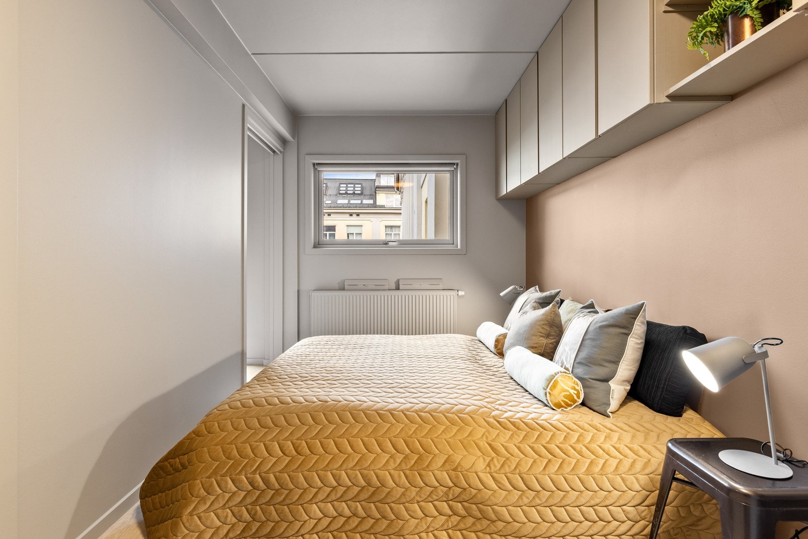 Det er to skyvedører inn til soverommet som er både praktisk og plassbesparende Galleribilde