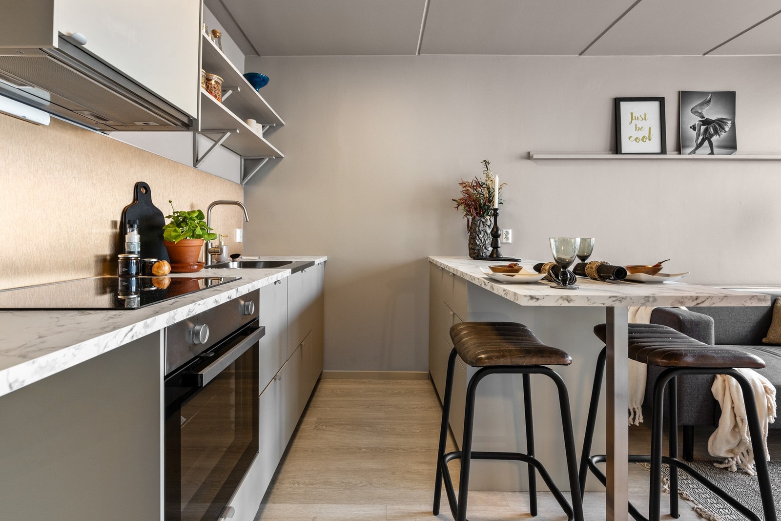 Innredningen har integrerte hvitevarer, herunder stekeovn, kjøleskap, platetopp og oppvaskmaskin Galleribilde