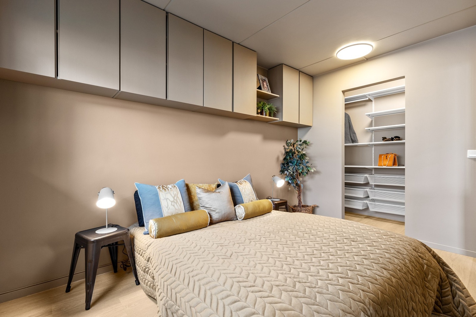 Lyst og pent soverom med fin plass til dobbeltseng og nattbord Galleribilde