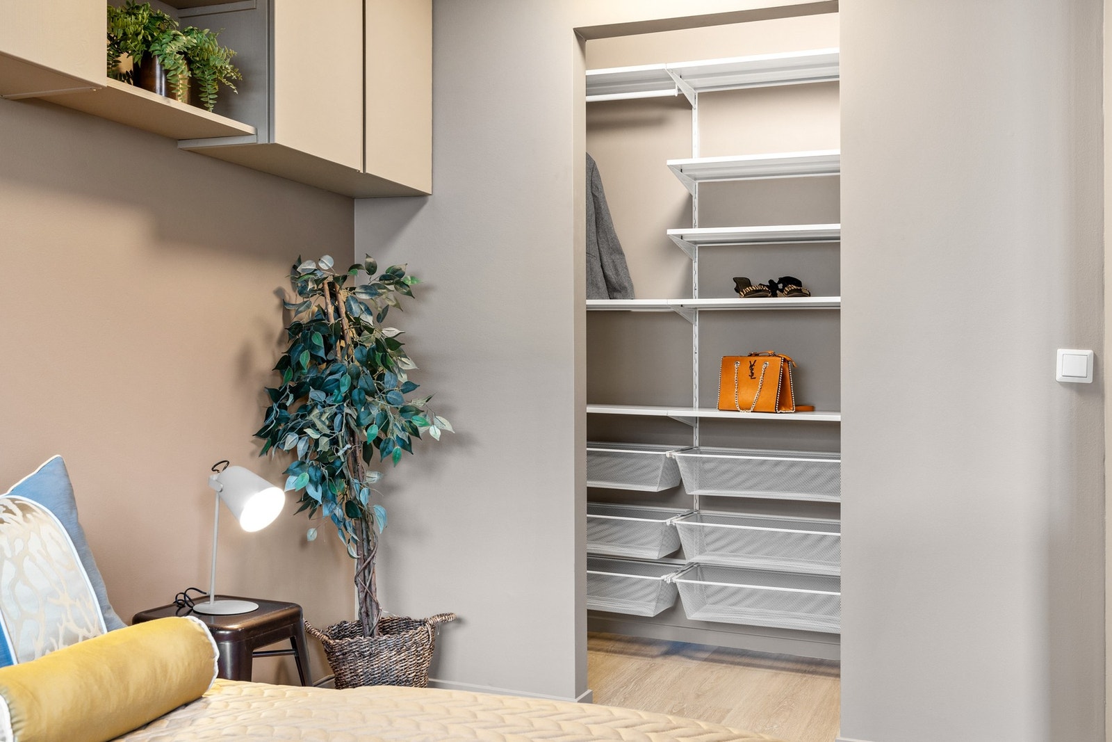 Fra soverommet er det adkomst til praktisk walk-in garderobe Galleribilde