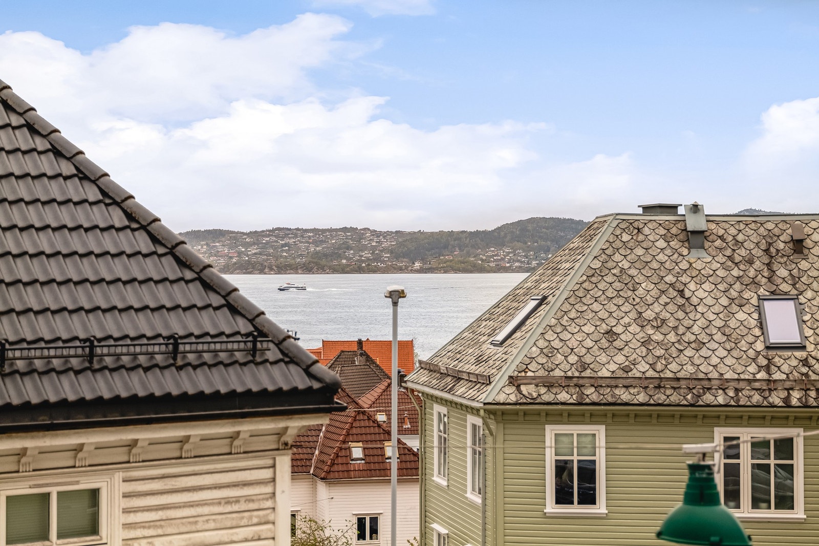 Her bor man med nærhet til både sjø og fantastisk natur Galleribilde