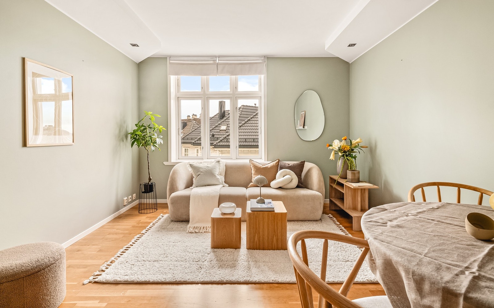 Store vindusflater gir rikelig med naturlig lys og skaper en god atmosfære i rommet Galleribilde