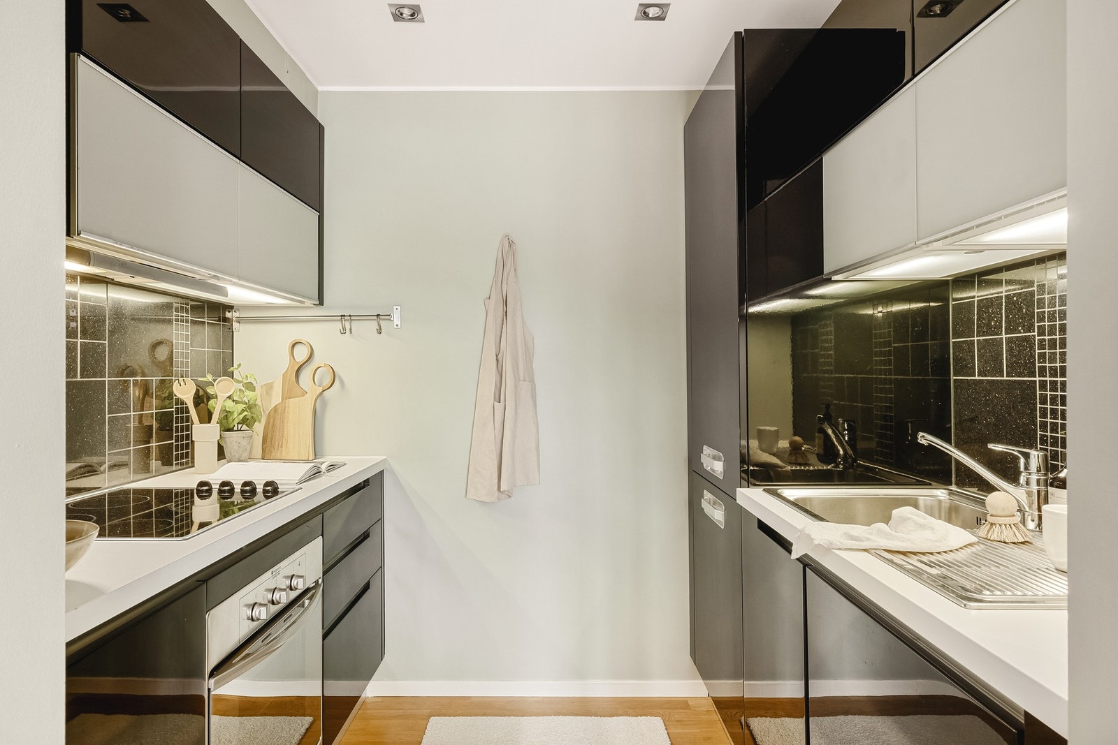 Kjøkkenet har slette fronter og laminert benkeplate Galleribilde