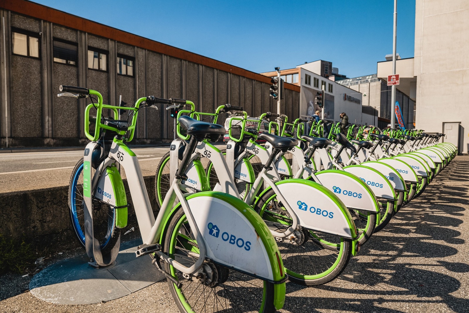 Man tar seg enkelt rundt i sentrum med bysyklene Galleribilde