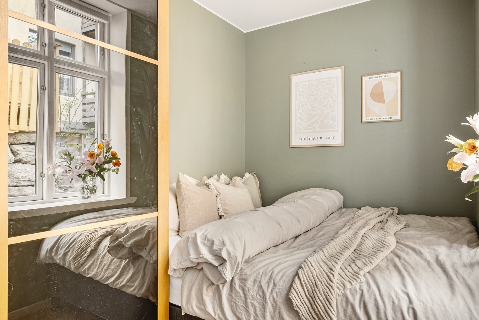 God plass til seng av ønsket størrelse, nattbord, garderobe og annet passende møblement Galleribilde