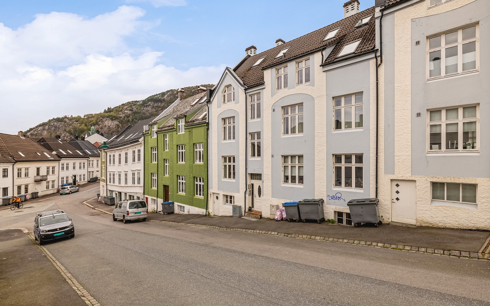 Leiligheten ligger fint til i byggets 2. etasje Galleribilde