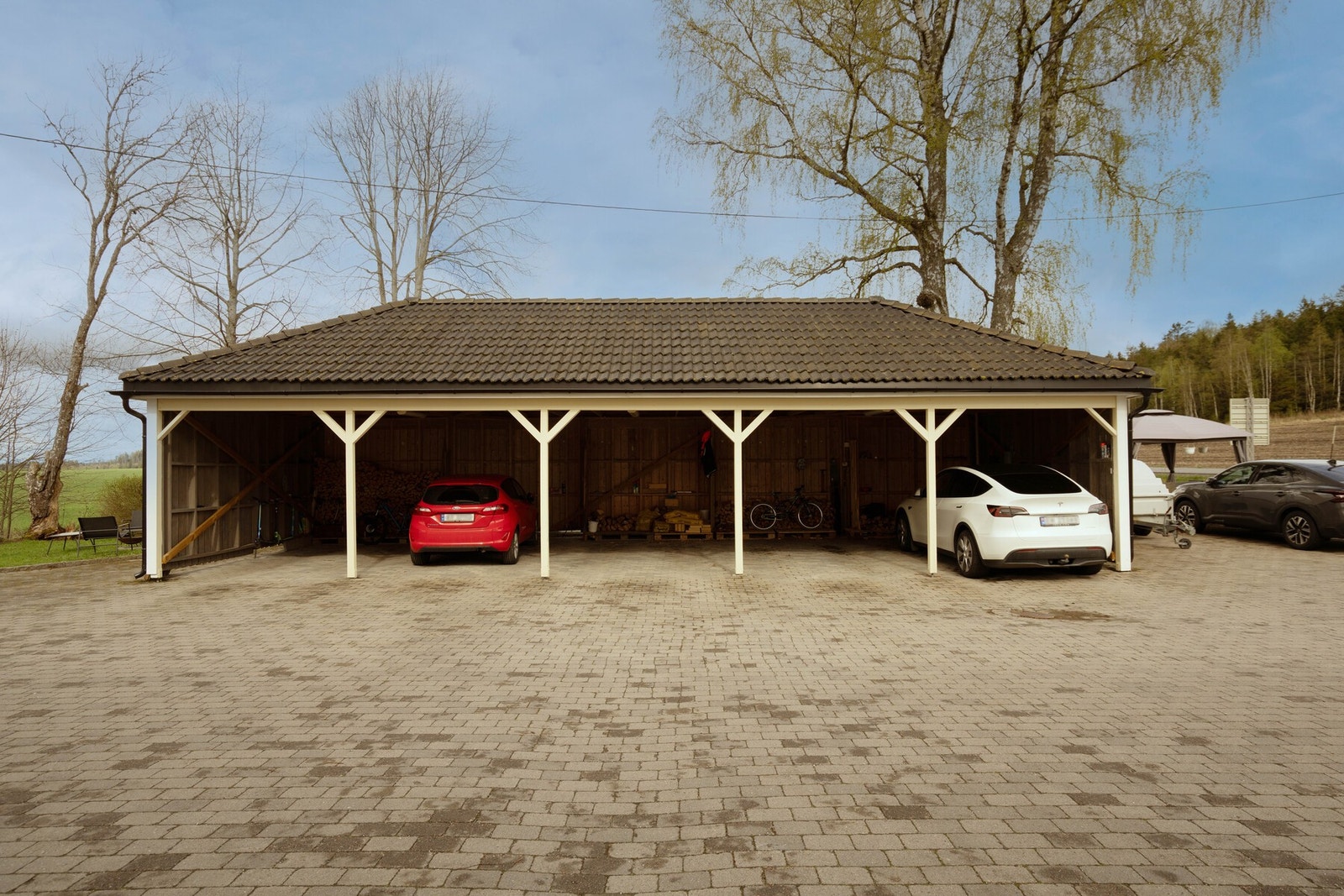 Det er vedtatt at sameiet dekker opplegg til elbillader til hver carport, men selve ladeboksen må hver enkelt beboer dekke selv. Galleribilde