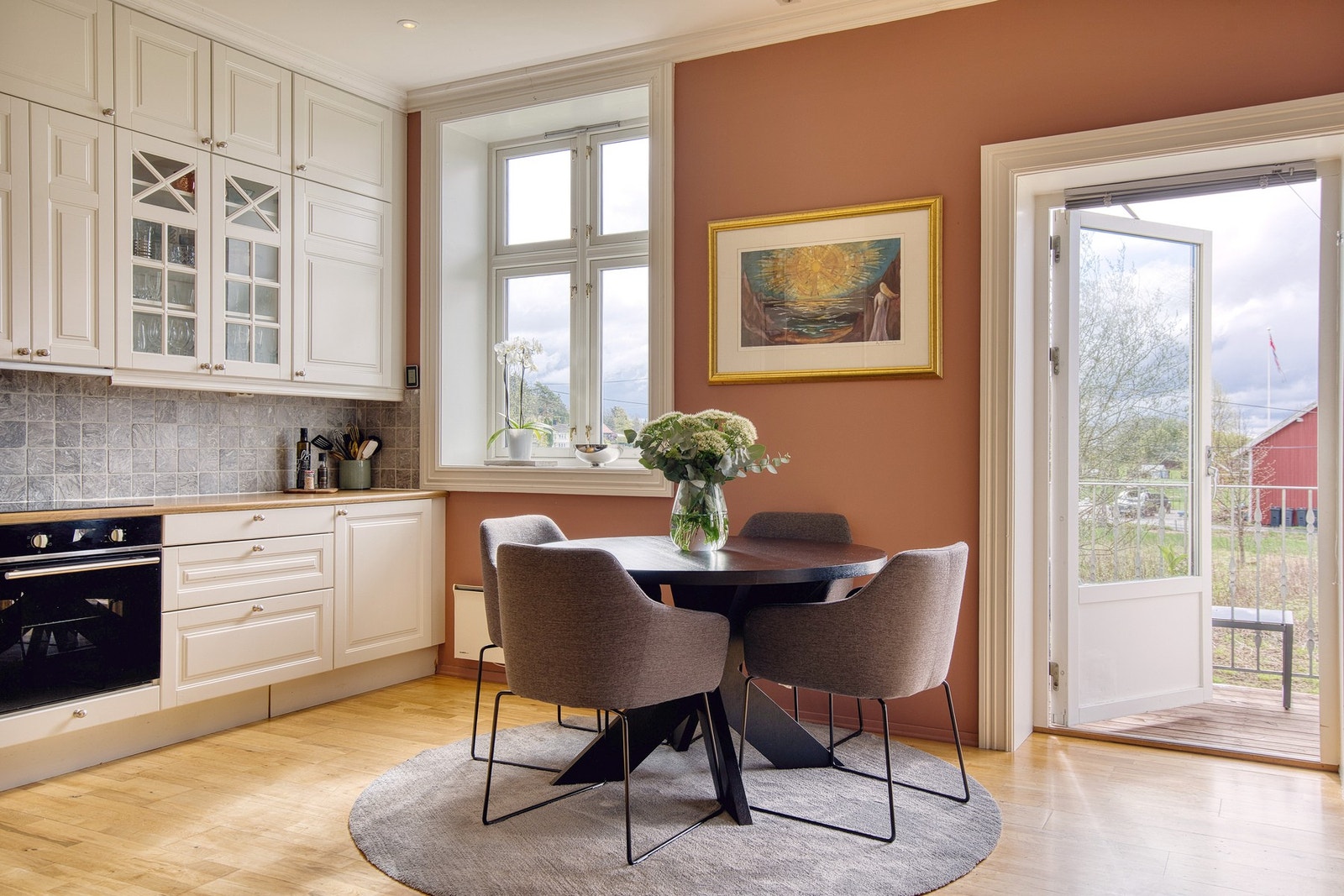 Fra stue/kjøkken er det utgang til balkong og hage. Galleribilde