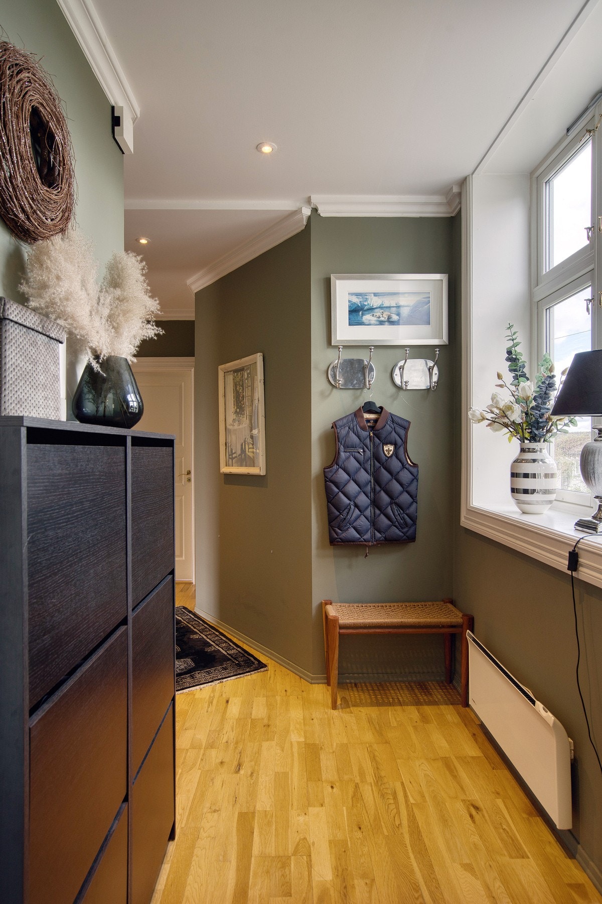 I entreen er det plass til å henge fra seg yttertøy og lignende. Galleribilde