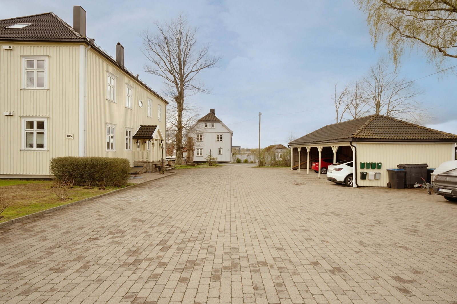 Det er parkering i carport, samt biloppstillingsplass for flere biler på tomten. Galleribilde
