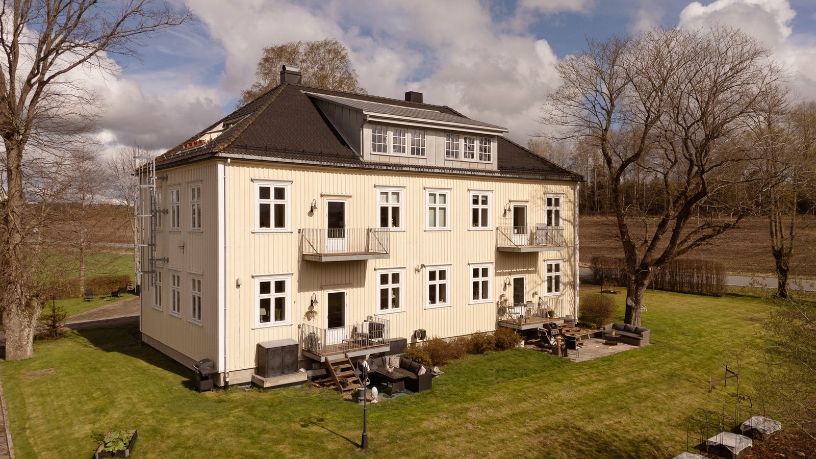 Fredelig beliggenhet med grønne omgivelser. Galleribilde