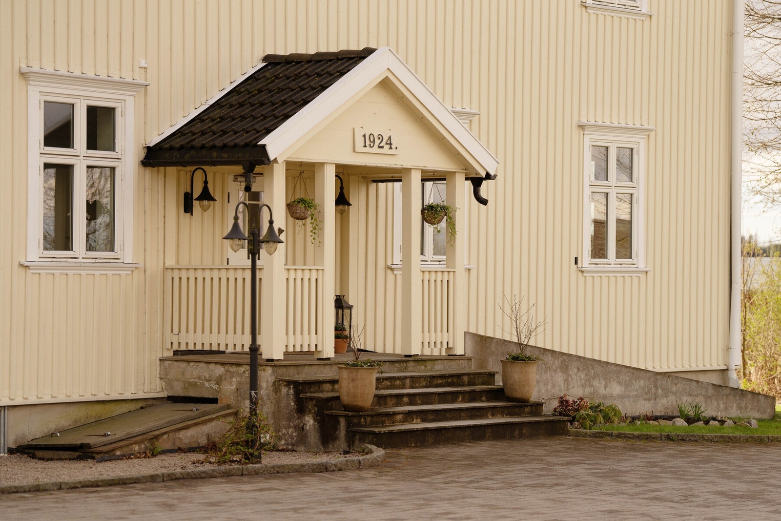 Leiligheten ligger i den tidligere ærverdige Sanne skole - et kjent og kjært bygg for mange i området, både som skole og ungdomsklubb på tidlig 2000-tallet. Galleribilde