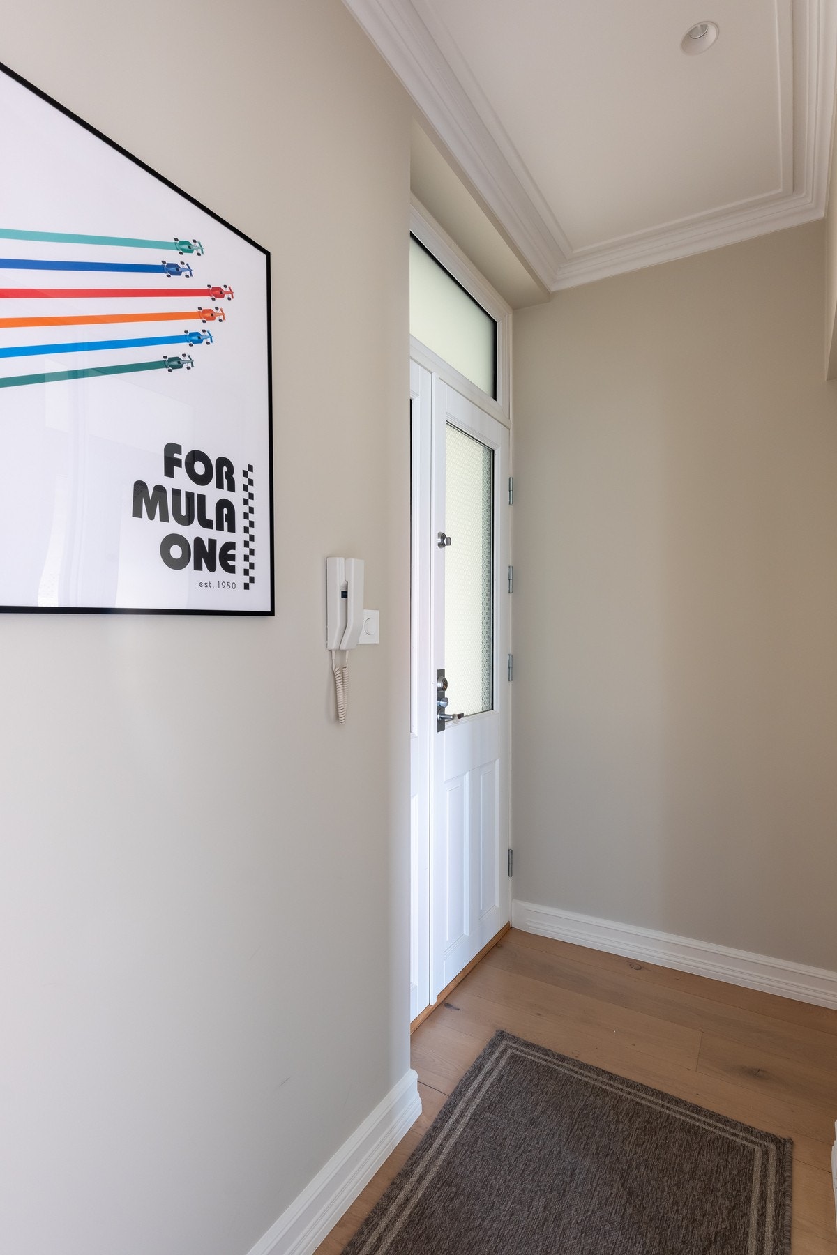 Takhøyden er på 2,86 meter og har delikate listverk som setter et gjennomført preg på boligen. Av ekstern lagring medfølger to kjellerboder på totalt 13 kvm. Galleribilde