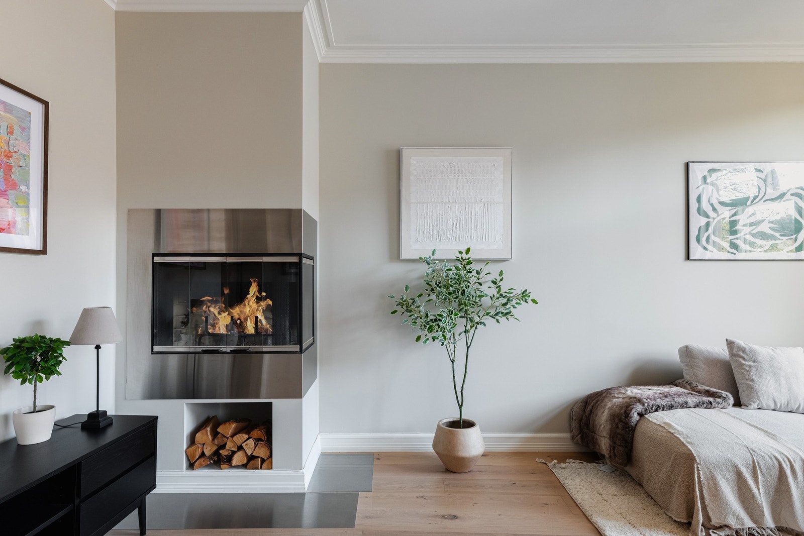 Denne er synlig fra hele rommet og bidrar til en god og lun atmosfære. Galleribilde