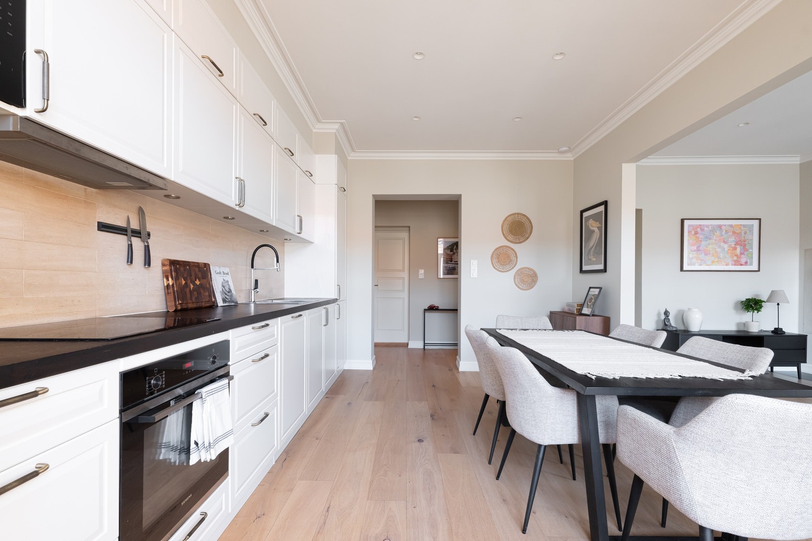 På kjøkkenet er det plass for et stort spisebord hvor du kan invitere venner og familie til hyggelige sammenkomster. Galleribilde