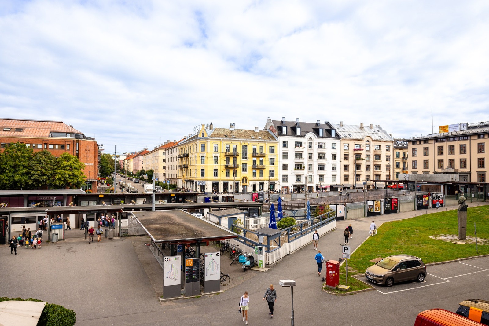 Umiddelbar nærhet til Majorstuen T-banestasjon med alle T-banens linjer, samt holdeplasser for buss og trikk. Galleribilde