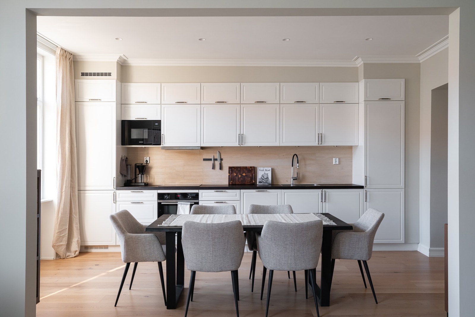 Det moderne Kvik-kjøkkenet har en fin kombinasjon av skap- skuffer og benkeplass. Kjøkken er oppgradert med nye fronter, hengsler og håndtak i 2025. Galleribilde