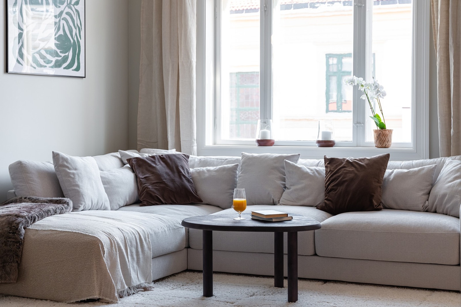 Rommet er av god størrelse og er lett å møblere. Det er god plass for stor sofa, salongbord og tilhørende mediemøblement. Galleribilde