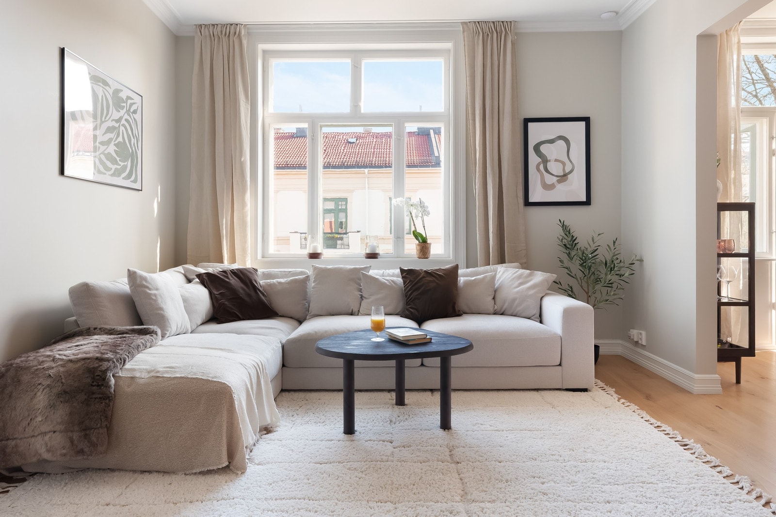 Her vil du umiddelbart legge merke til detaljer som store vinduer med dype karmer og svært god takhøyde på nesten 2,9 meter, noe som er fordelene du får ved å flytte til de klassiske bygårdene. Galleribilde