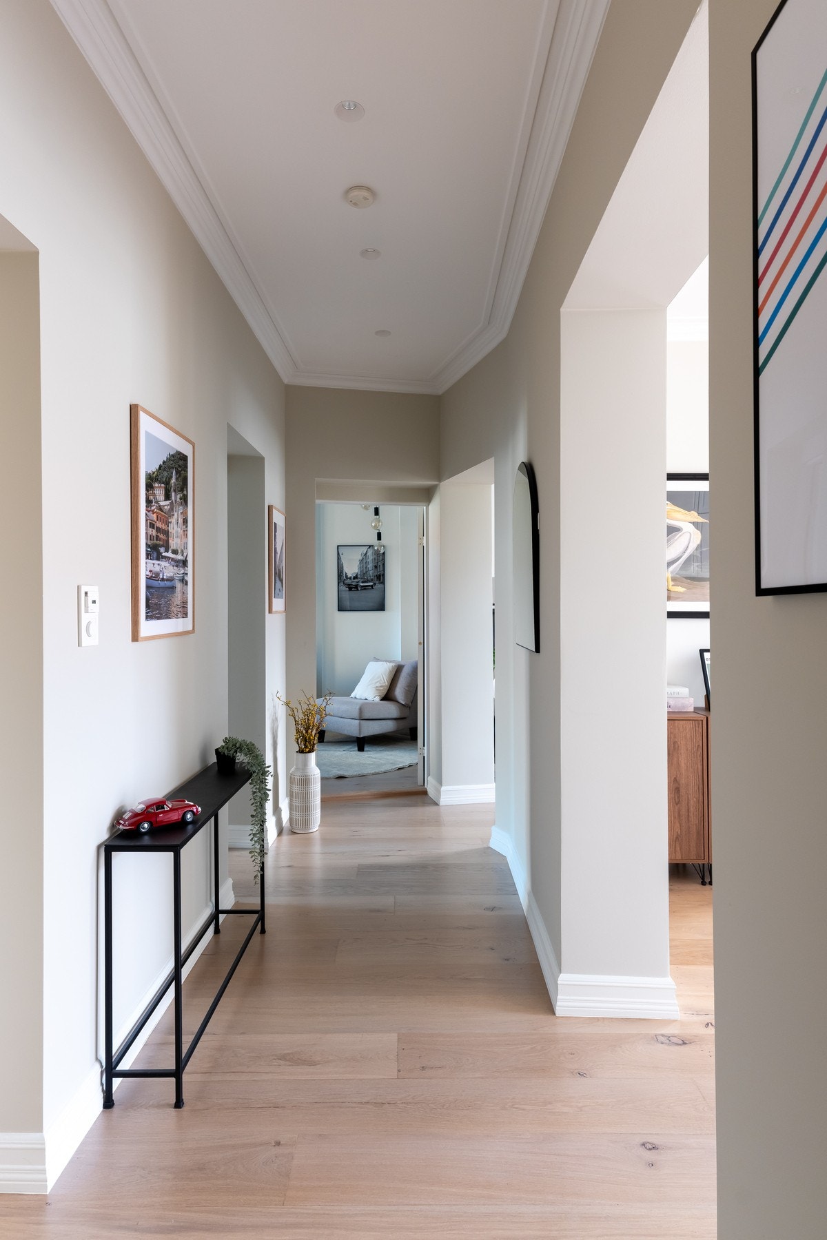 Ditt første møte med leiligheten er en innbydende entré som fungerer som et praktisk knutepunkt for resten av boligen. Galleribilde