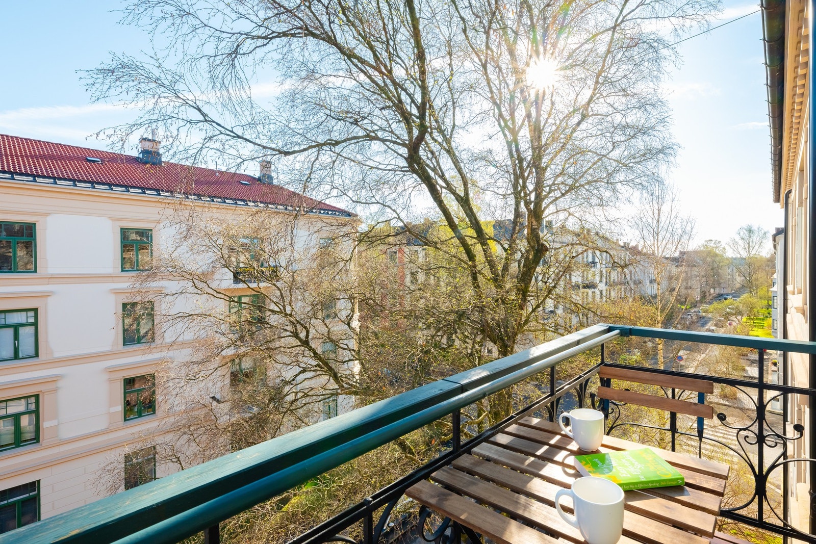 Balkongen fra kjøkkenet er på ca. 2 kvm og er vendt mot hyggelige Hammerstads gate. Galleribilde