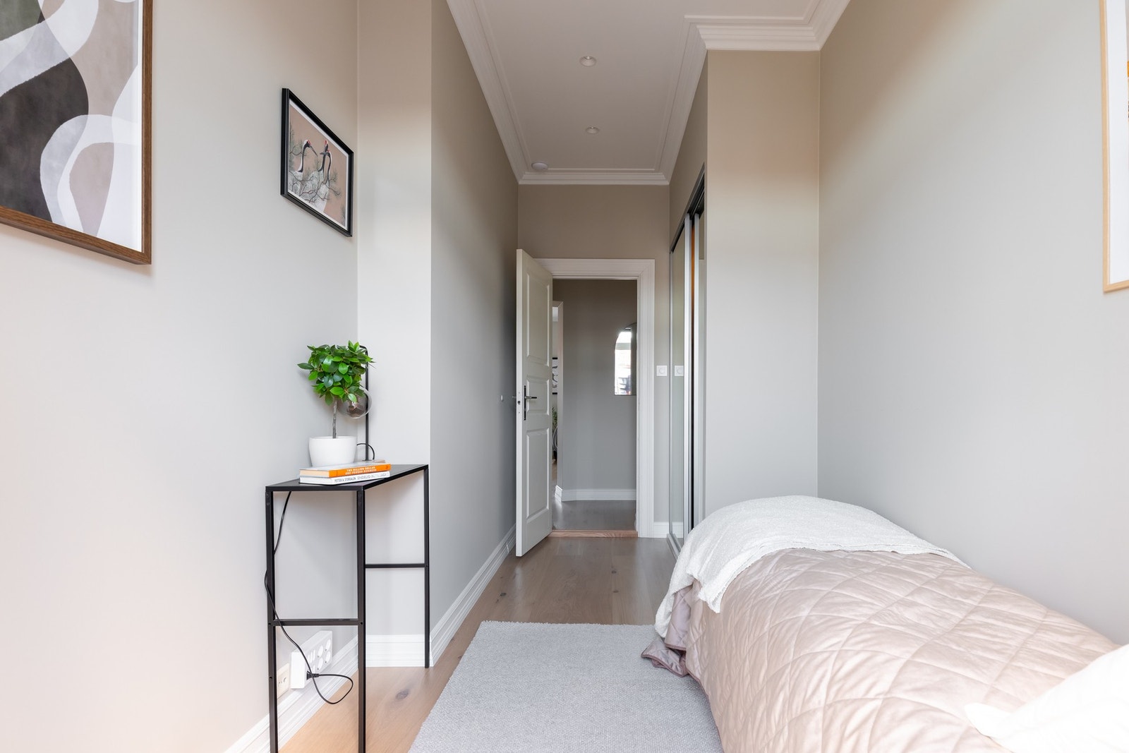 Det andre rommet har plass til seng og oppbevaringsmøblement. Galleribilde