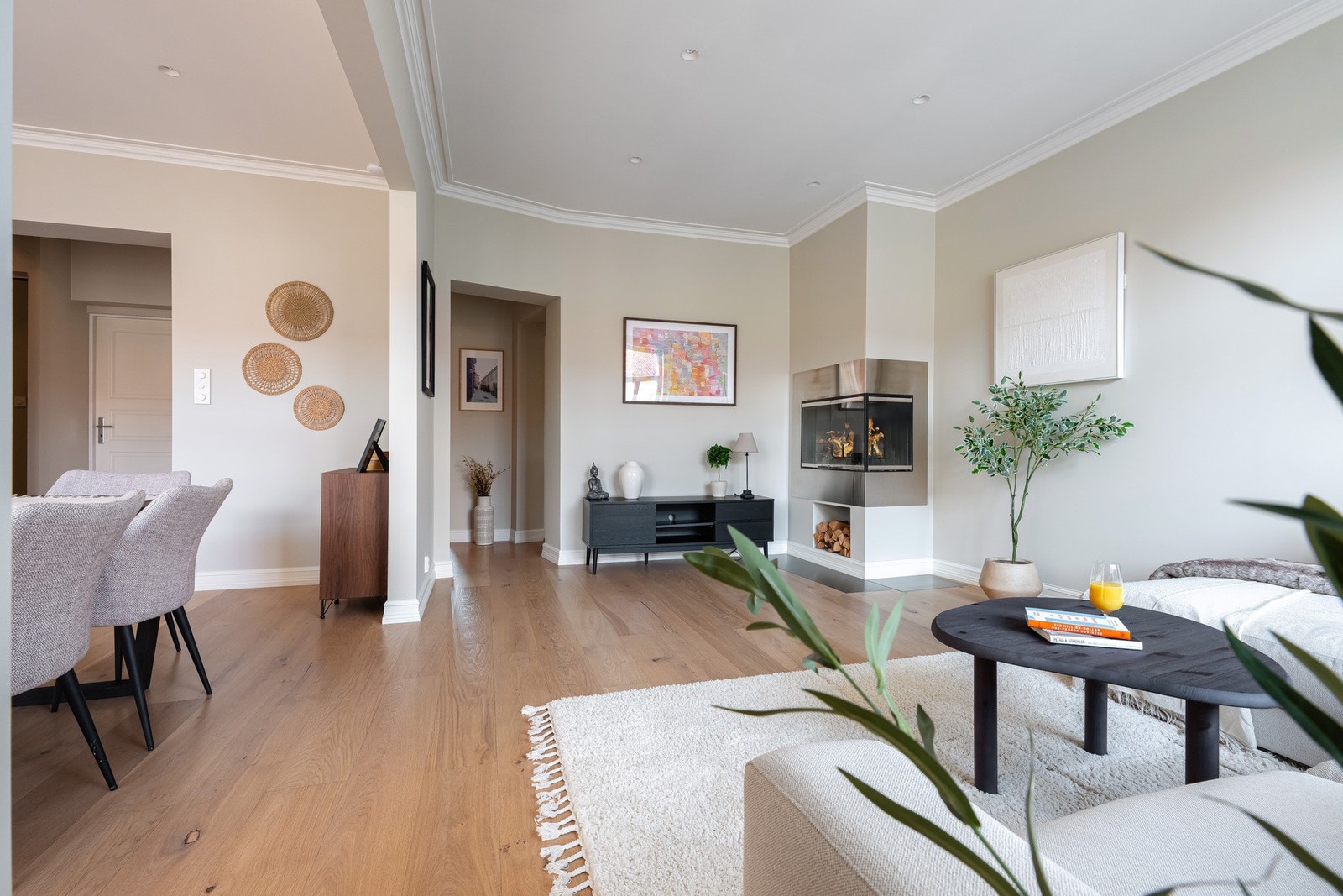 Boligen er oppgradert det siste halvåret med blant annet slipte gulv, malte overflater, listverk og downlights. Galleribilde