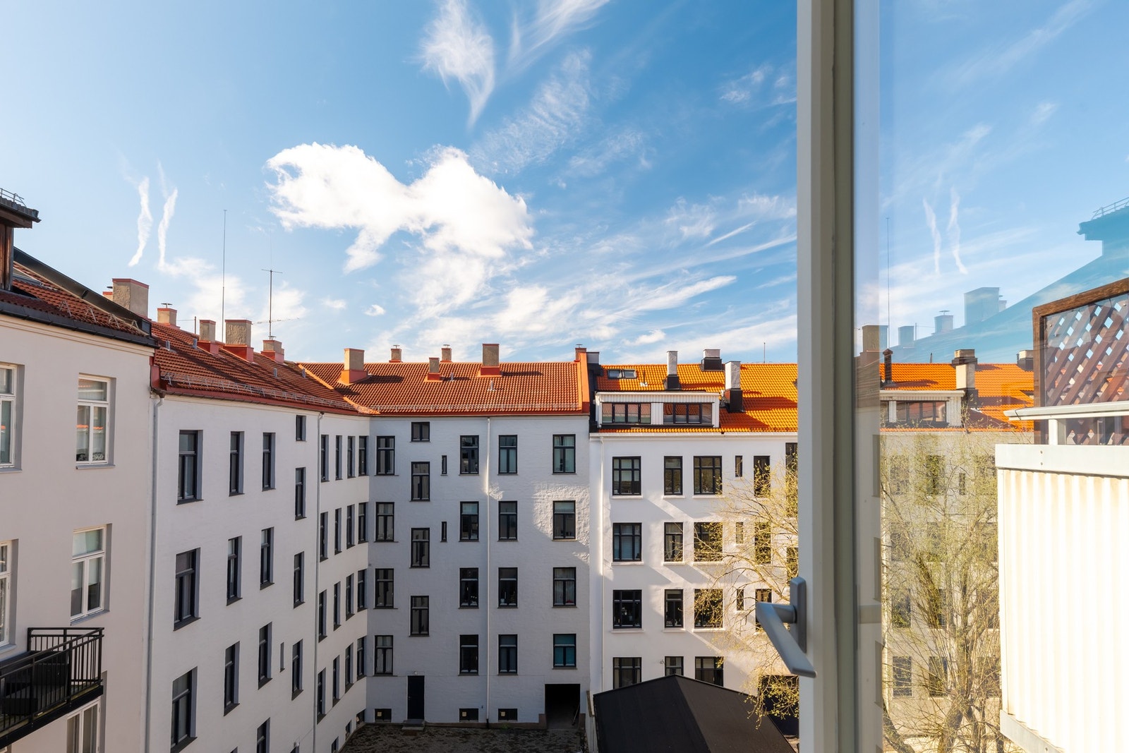 Rommet har utgang til den andre balkongen som er vendt mot bakgård. Galleribilde