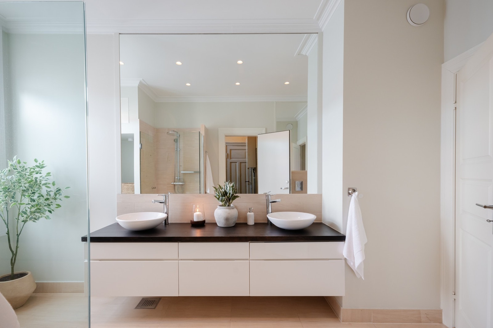 Innredningen består av to ovenpåliggende servanter med ett-greps armaturer, skuffeseksjon på underside og et stort innfelt speil. Galleribilde