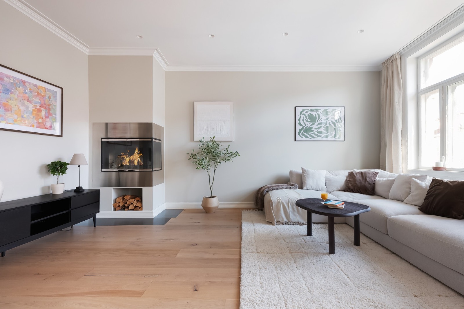 I hjørnet av stuen er det en stilren peisovn. Galleribilde