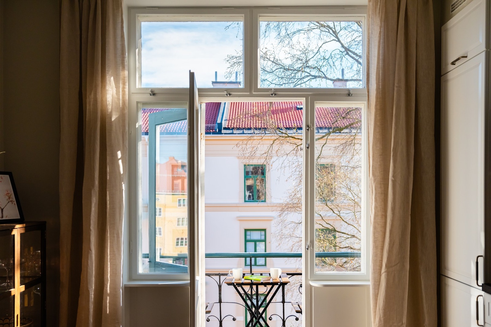 Daniel Berggren og Silje Midtseim-Dammen ved EIE ønsker velkommen til Jacob Aalls gate 38 B!
Foto: Chris Borowiak Galleribilde