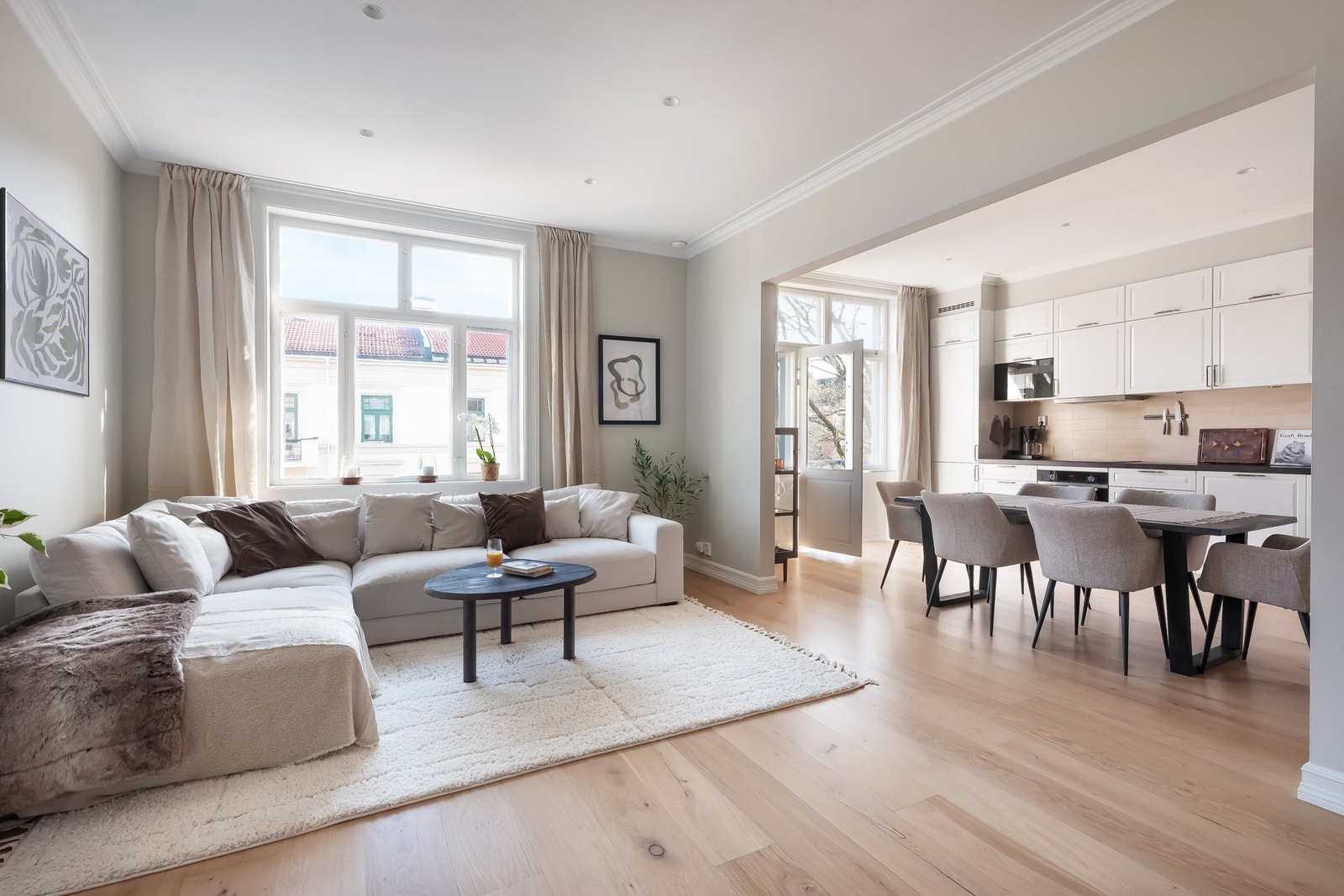 En nydelig 3-roms selveier med en stor, gjennomgående planløsning beliggende i byggets 4. etasje. Galleribilde