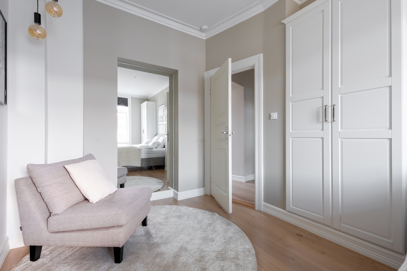 Det er innfelt et helfigurspeil i den gamle døråpningen. Galleribilde