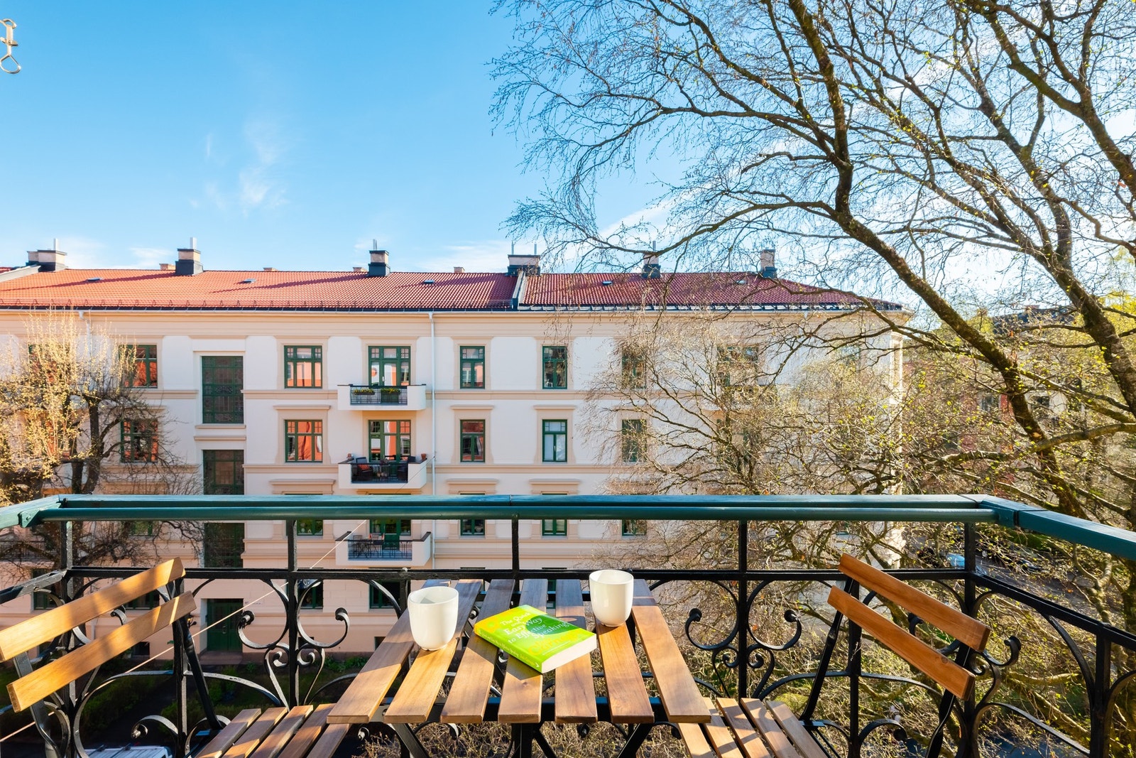 Fra kjøkkenet er det utgang til en av to balkonger. Dette er en av fordelene ved å bosette seg akkurat her. Galleribilde