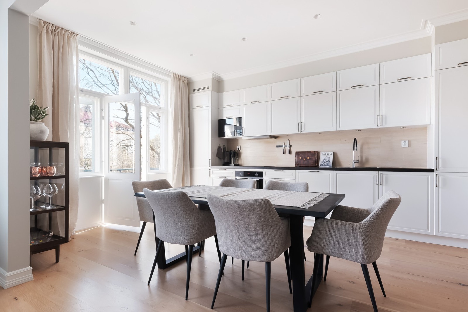 Videre er kjøkkenet innredet med fliser, stikkontakter og benkeskapsbelysning over kjøkkenbenken. Galleribilde