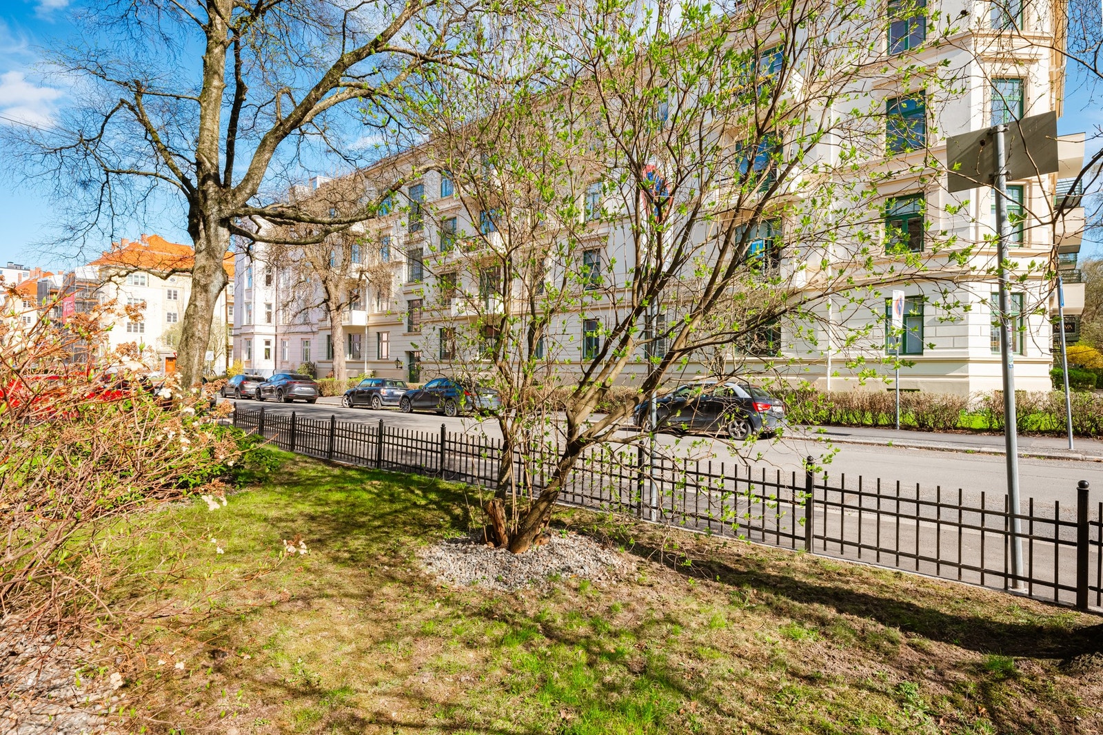 Idyllisk, bred forhage ved inngangspartiet. Galleribilde