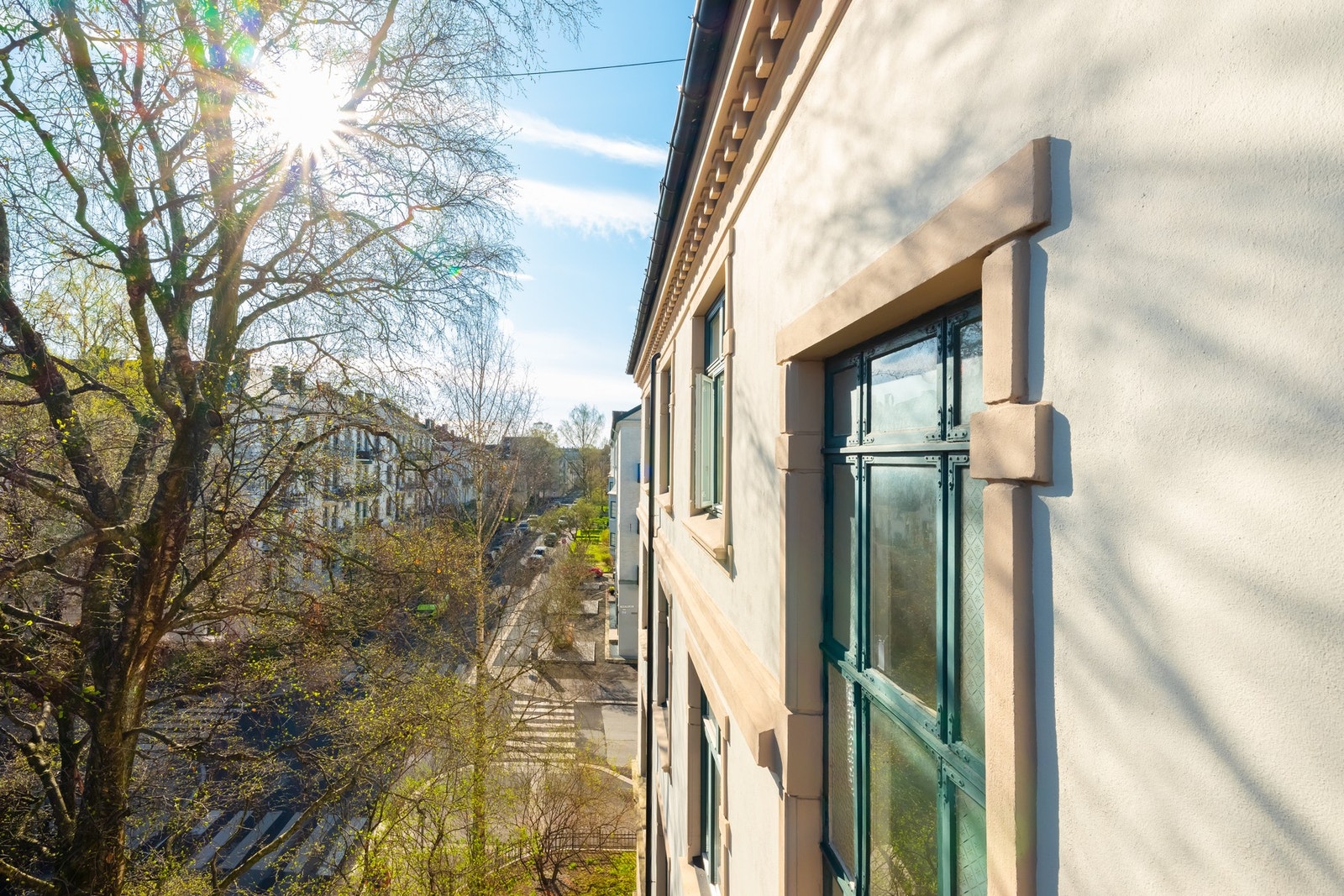 Beliggenheten i 4. etasje byr på hyggelig utsyn, i tillegg til naturlig skjerming fra det flotte bjørketreet. Galleribilde