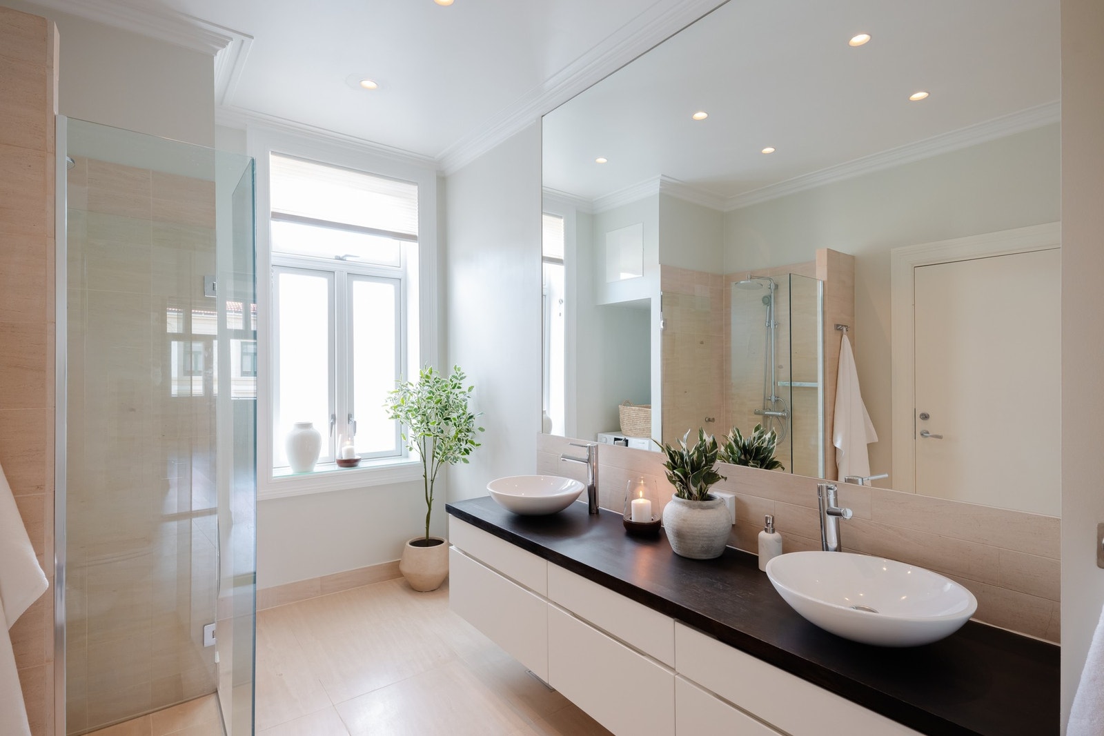 Lekkert bad som er stort og romslig! Badet og er bygget opp med flotte fliser på gulv og delvis flislagte vegger kombinert med malte overflater. Det er downlights i himling og deilig varme i gulv. Galleribilde