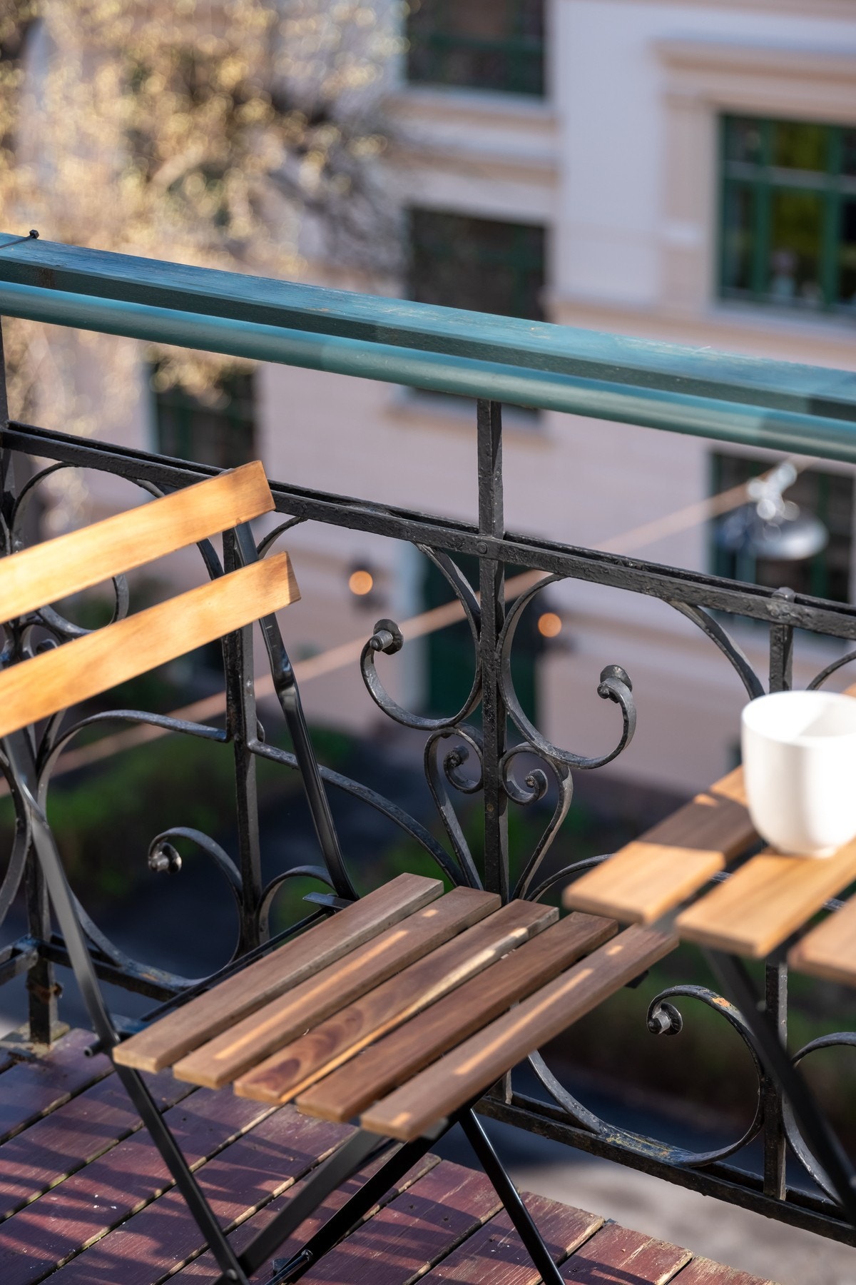 Balkongen har morgensol og det er god plass til et hyggelig kafébord-sett. Galleribilde