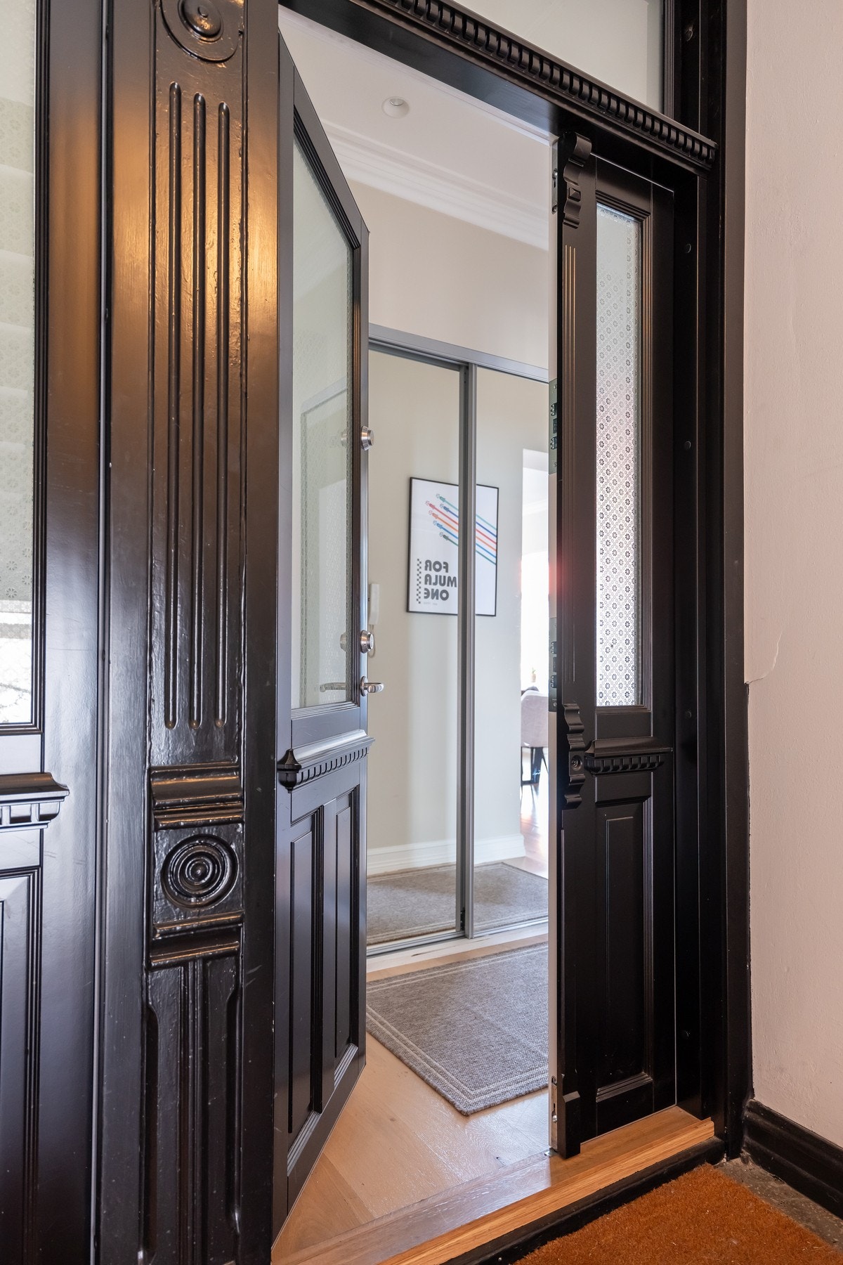 Den flotte entrédøren med flere glassfelt gir et godt inntrykk av boligen allerede før du trår over dørstokken - velkommen inn! Galleribilde