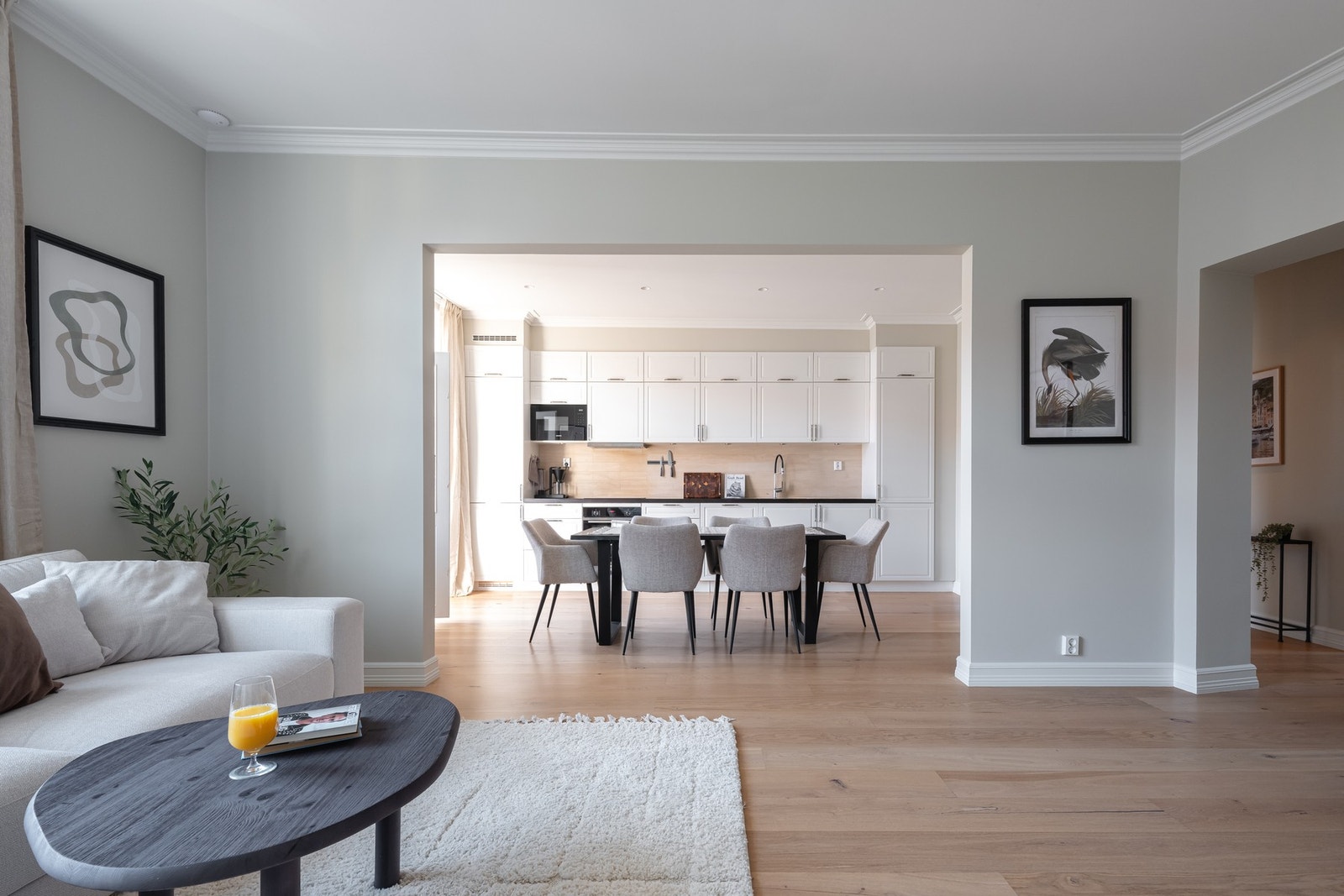 Kjøkkenet ligger i en åpen løsning mot stuen. Rommene har gode soneinndelinger ved hjelp av veggen som rammer inn rommet og lager en delvis skille. Galleribilde