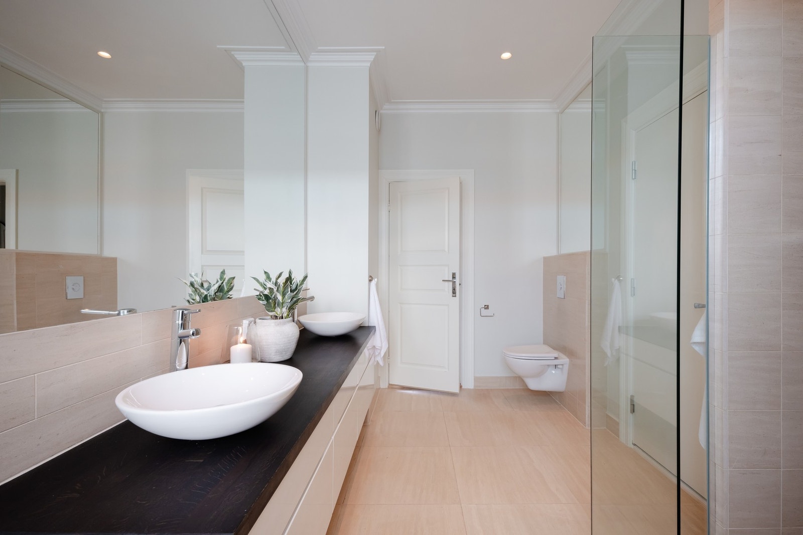 Videre er det vegghengt toalett og dusjsone med regnfallsdusj, samt innfellbare dører av glass. Galleribilde