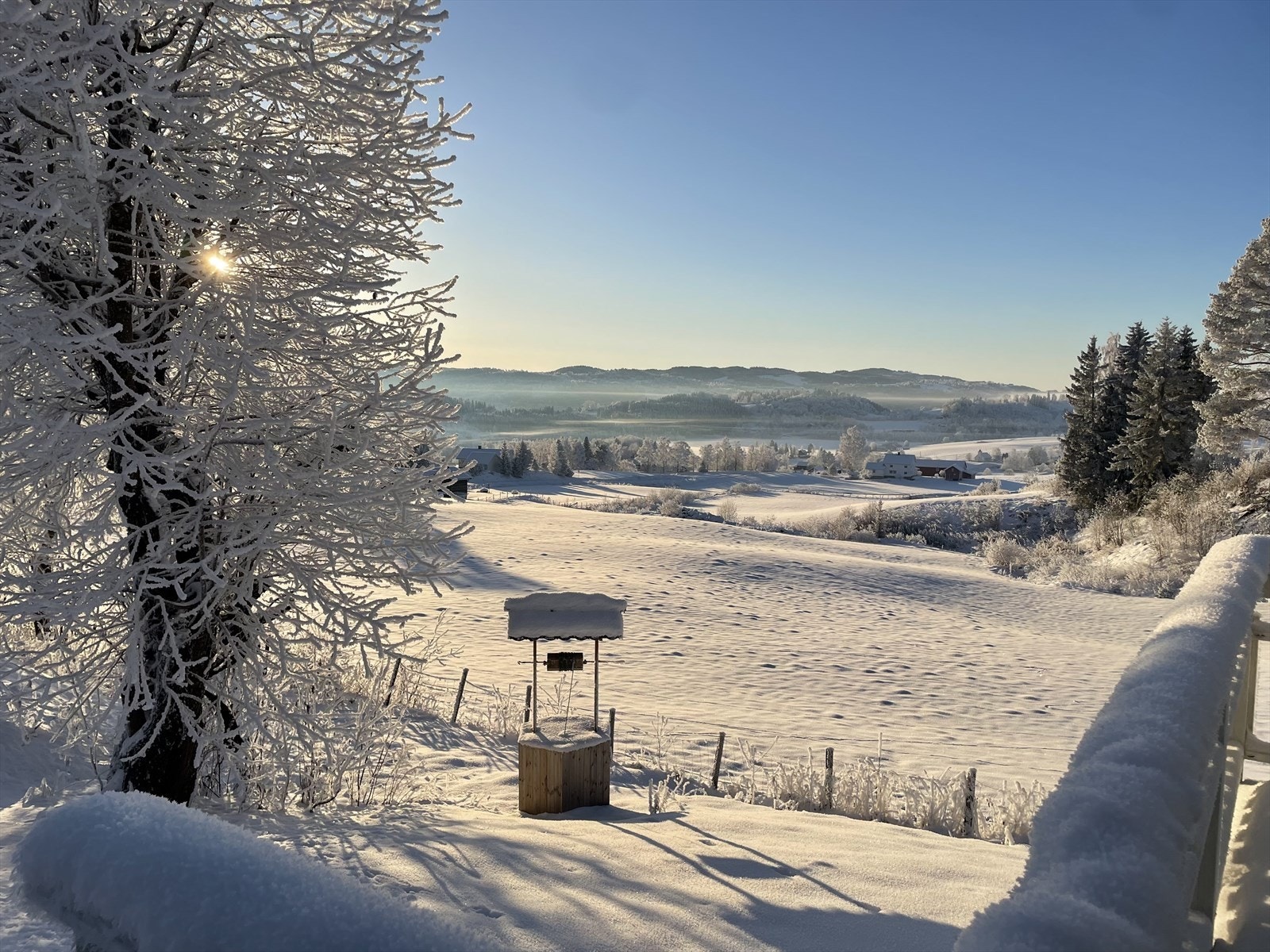 Masse snø på vinteren, med skiløype på jordet! (Selgers bilde). Galleribilde
