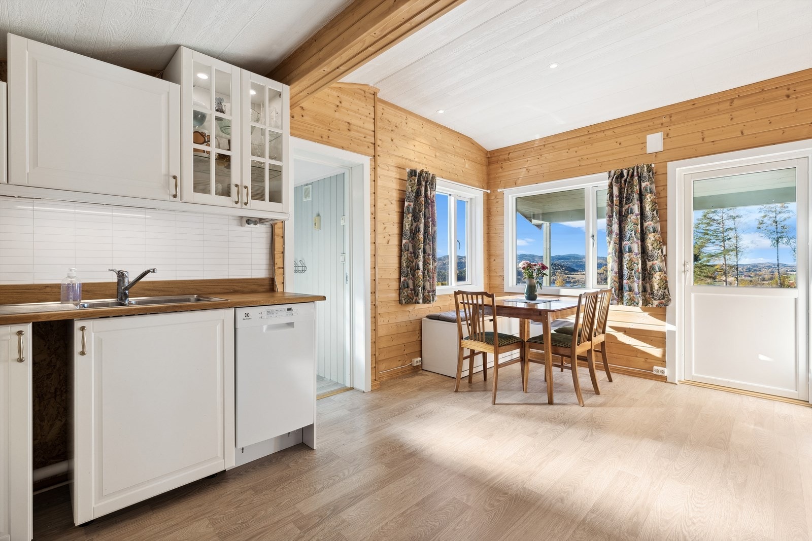 Godt med vindusflater som slipper lyset inn i hytta. Galleribilde