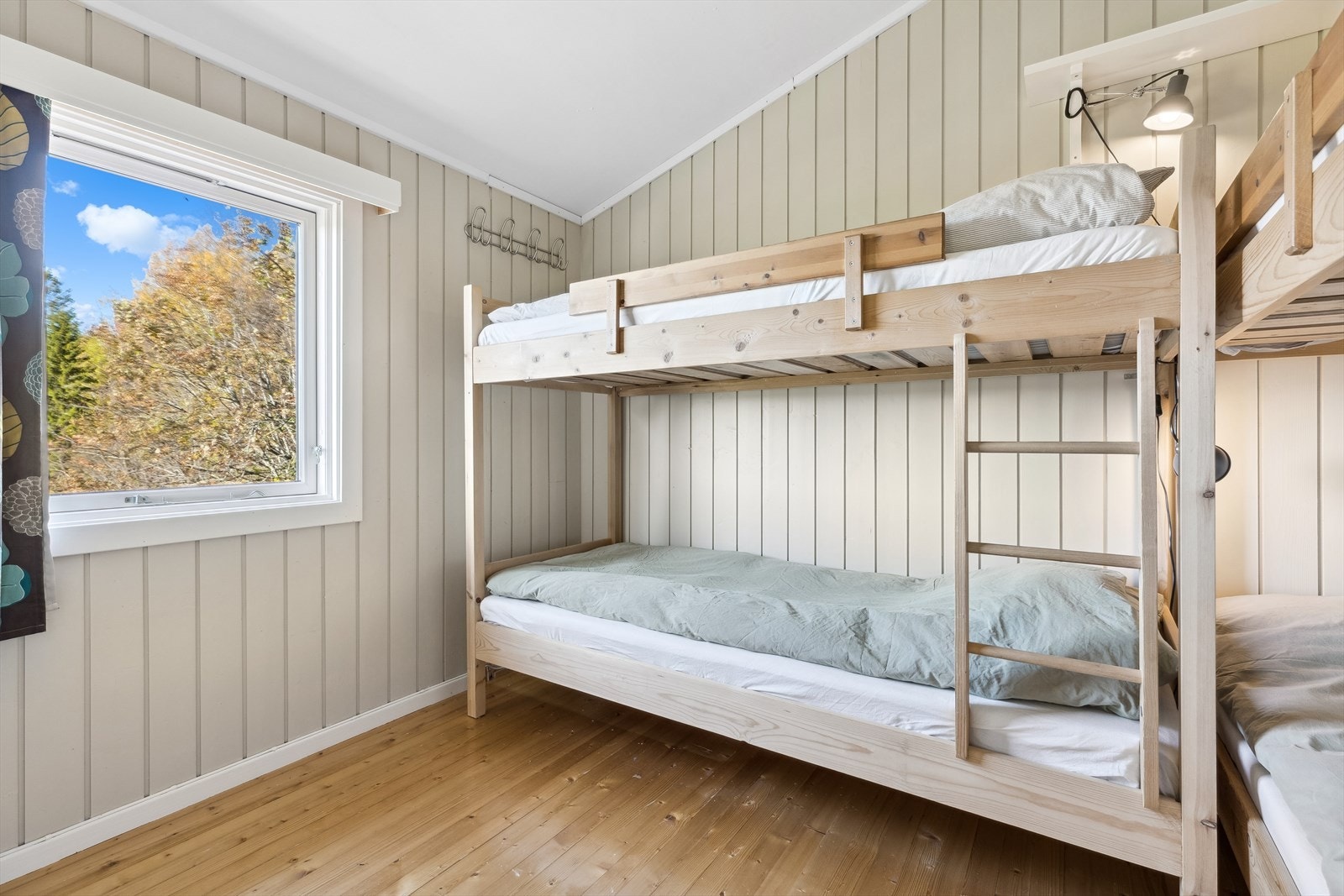 4 sengeplasser på det ene rommet, som ligger innenfor stua. Galleribilde